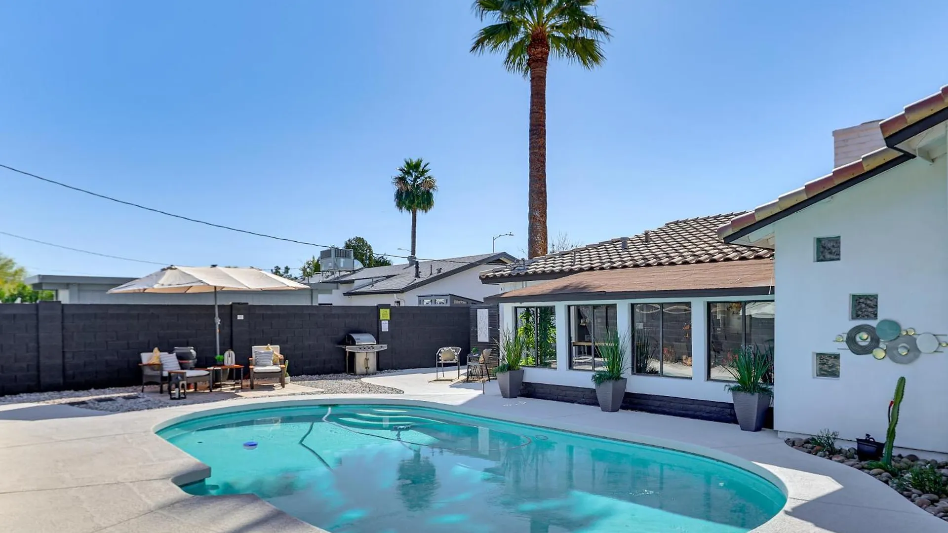 Walk To Scottsdale Stadium Remodeled Home! Holiday home